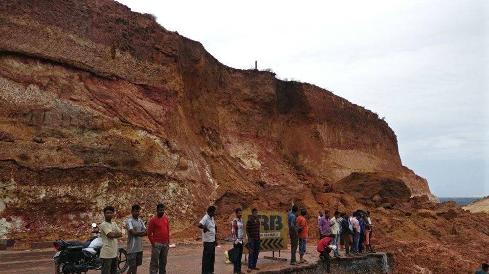 ಒತ್ತಿನೆಣೆ ಗುಡ್ಡ ಕುಸಿತ: ರಾಷ್ಟ್ರೀಯ ಹೆದ್ದಾರಿ ಸಂಚಾರ ಸ್ಥಗಿತ